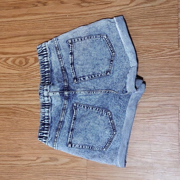 Stone washed denim shorts - Picture 2 of 2
